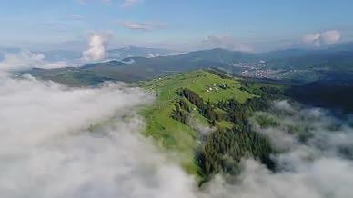 清晨山峰云层云雾缭绕视频的预览图